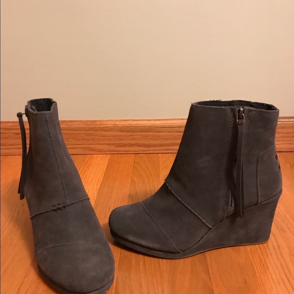 Tom’s wedge booties